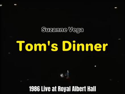 音乐天堂纸刊第四期(1993年6月出版)推荐过一首非常有魔性的歌曲,是民谣诗人歌手Suzanne Vega的著名作品“Tom's Diner”,它有着极其简洁而明快的旋律,没有乐器伴奏,干净的节奏纯粹的清唱,仿佛穿过街角的雨幕,直抵人心。歌曲以其富有观察力和细致入微的描写而备受赞赏。歌词中描述了一位女性在汤姆餐馆用餐的场景,通过详细描绘细节,展现了对日常生活的关注和思考。这种简单而真实的描写使听众能够产生共鸣,并引发对生活中琐碎事物的思考。Suzanne Vega的演唱方式非常独特,她以柔和而清澈的嗓音,紧凑的结构,不疾不徐的推进,主观镜式的描述,显得趣味盎然。活泼轻快的节奏和轻柔的声线相得益彰,创造了一种愉悦的氛围,给人们留下了深刻的印象。。这首歌也因后期的混音版本而广为人知,影响至今。#汤姆的晚餐#SuzanneVega#经典歌曲