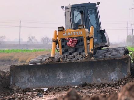 今天花了1800,推了300米的深坑!鱼塘的淤泥,算是有地方待了!