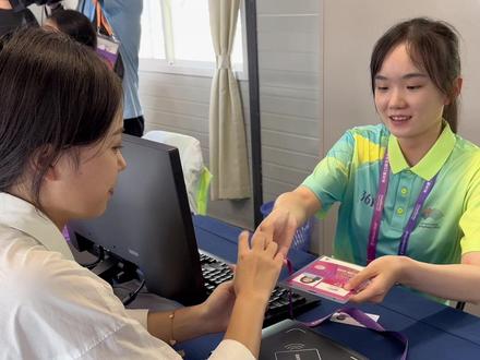杭州亚运会主媒体中心今起试运行,9月9-17日,媒体记者可携带本人身份注册卡和有效身份证件于每日8:00-22:00前往杭州火车东站、杭州萧山国际机场、主媒体中心和亚运村注册分中心办理注册卡现场激活业务。#杭州亚运会主媒体中心 #杭州亚运会