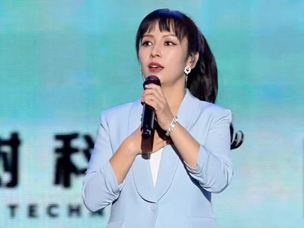 刀小娟老师新歌《小荷》演唱会首唱现场版
这还是我们印象中那个不爱说话的小娟老师吗,舞台上真是能歌善舞,现场听她唱歌,超好听……#刀小娟 #小荷