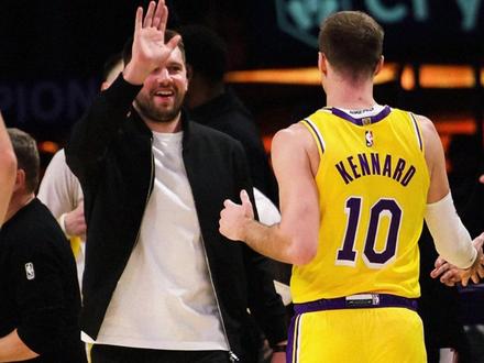 湖人105:99勇士——G51赛后复盘~ 东契奇缺阵,詹姆斯&小里夫斯双核驱动,多点开花,肯纳德首秀,神射手7中4,拿到10分;#肯纳德 #湖人 #詹姆斯 #勇士vs勇士