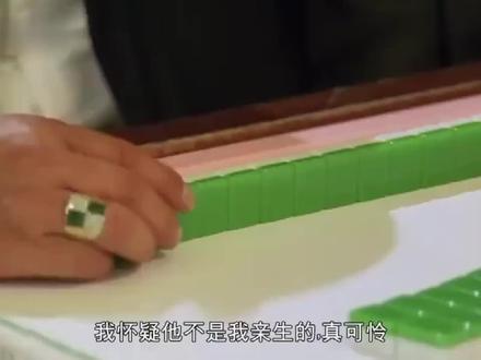 千王之王:周星驰打麻将,洪兴大佬帮他摸牌掐烟,真是太有牌面了