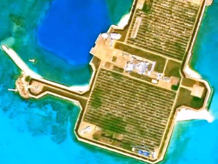 第5集:“南海第一哨”华阳岛。华阳礁位于南沙群岛尹庆群礁的东端,是一座呈东西走向的新月状的干出礁,长度约5.5公里,南北宽2公里,礁盘面积7.6平方公里,礁内无潟湖。1987年2月,联合国教科文组织委托我国在南沙建立海洋观测站。越南企图先于我方抢占南沙群岛部分岛礁,在抢占永暑礁失败后,转而抢夺永暑礁以南41海里的华阳礁。1988年2月17日(大年初一),林书明等六名解放军战士组成登礁突击队,抢在越军之前占领该礁的制高点,插上五星红旗。越军在离我国旗15米左右的浅海里,打上木桩,插上越南国旗,双方开始对峙。3个小时后,暴风雨滚滚而来,越军无法忍受饥饿、寒冷及恐惧,收起国旗灰溜溜地撤离。六名勇士继续在华阳礁坚守七天六夜,直至2月25日,邵建民带领八名战士到达接替,建成第一代高脚屋并驻守。3月14日赤瓜礁海战后彻底控制华阳礁。首次登礁的六名勇士被誉为“华阳六虎”。2014年1月,我国在礁盘西部实施陆域吹填,从几百平方的第三代礁堡扩大为0.28平方公里(约40个标准足球场)的人工岛,成为南沙群岛第七大岛。华阳岛上建有码头、发电站、海水淡化厂及直升飞机场等,满足数百驻岛官兵及渔民生产生活。华阳岛属于我国有人驻守的最南边岛礁,被誉为“南海第一哨”,隶属于三沙市南沙区。#南沙群岛#华阳岛#华阳礁#南海第一哨#华阳六虎