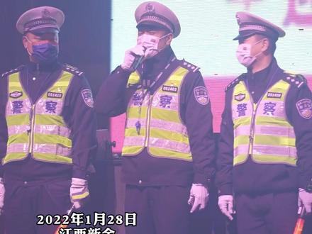 #江西新余 交警“夜袭”酒吧,喊麦式普法宣传!#接着奏乐接着舞 嗨翻全场!#平安春运交警同行 @抖音小助手