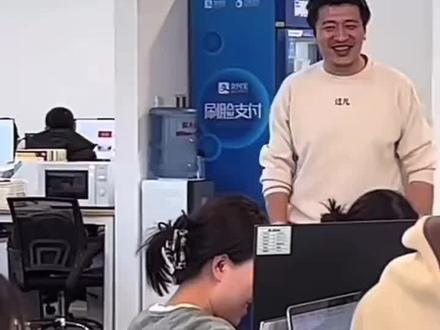 张雪峰真是一位好老板,还曾帮员工要魏大勋的签名照!