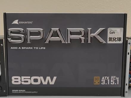 长城SPARK850W金牌全模组电源拆解评测 架构上还是熟悉的主动式PFC+半桥LLC+同步整流+DC-DC,方案上将传统PFC开关换成了 导通损耗更低的英诺塞科GaN,PFC和LLC主控也换成了 更适合氮化镓的,必易微,因为氮化镓开关频率太高,对于调教是个极大的考验,长城PC电源目前已经熟练的掌握了起码4种以上主控调教经验,国企大厂名不虚传。#氮化镓 #电脑装机 #长城电源#diy电脑
