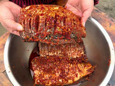 20块一斤的野生鲤鱼,盐辣椒腌制,通过太阳晒成腊味十足的腊鱼 #年货 #农村美食 #腊鱼 #农村生活