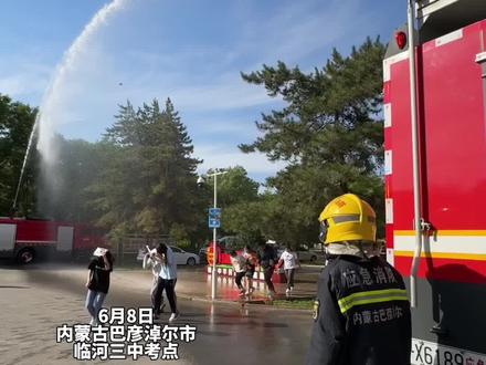 蓝朋友举行“过水门”仪式,迎接高考结束的考生走出考场,祝福考生鱼跃龙门金榜题名 #2024高考 #2024高考必胜 #高考结束后的仪式感