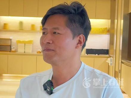 掌上春城专访盲人博主宝哥:在昆明遇到的每一个人,他都是鲜花!#盲人 #导盲犬 #昆明 #暖心瞬间 #正能量传递