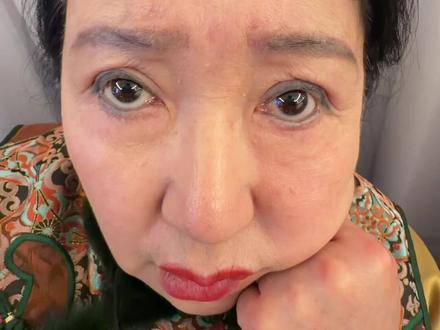 丈母娘来了上海一直不说她干啥,有的粉丝说她来上海做项目来啦,我们今天检查一遍看看到底做项目来没有!还有的粉丝说,我丈母娘和宝宝来做试管来啦😂!不得不说我丈母娘62岁的皮肤实在是太好了,我一点美颜都没开!#面部护理 #搞笑 #丈母娘 #vlog日常 #心态好一切都好