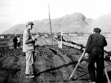 曲靖宣威电厂,破产之后的涅槃重生 1958年,为满足冶金工业用电需求,国家决定在川滇边沿地区兴建火电厂,选址在宣威县望城钱屯村。同年11月25日,一期工程破土动工,同时截断大东河修建宣电水库。1960年,第一台机组建成,一期工程“简易”投产。到1978年四期工程竣工时,宣威电厂已成为云南最的火电厂。后来受云南电力产能过剩、煤炭行业去产能等因素影响,宣威电厂生产经营环境持续恶化。2020年5月9日,宣告破产。宣威电厂采取“破产不停产、边生产边重整”的方式,转型新能源,发展风光火储一体化等,2023年发电量破32亿度,成功实现了逆袭。宣威电厂在宣威人心中,早已超越了一座工厂的范畴,作为云南曾经最大的火电厂,不仅为当地提供了大量稳定的就业岗位,还带动了煤炭、运输等上下游产业发展,许多家庭几代人都与电厂结缘,它的兴衰直接关系着无数家庭的生计,是宣威人眼中“靠得住”的经济支柱。#珍贵影像 #曲靖 #历史 #怀旧 #内容过于真实