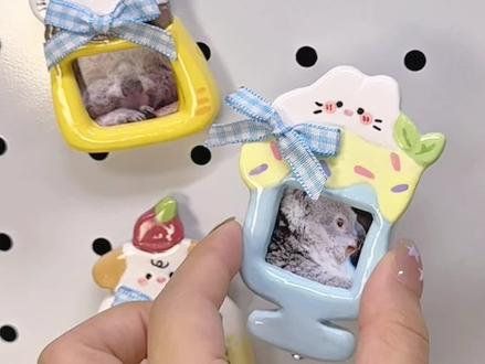 ✨定格温暖瞬间之磁吸相框diy*・|圣诞粘土版
粘土自制磁吸相框第二弹🧁
贴洞洞板贴冰箱节日氛围拉满
也可作为圣诞礼物、物料送好友👯
这期过程超详细结尾附图纸,快来学!
材料:石塑粘土、丙烯颜料、哑光封层、磁铁
#DIY手工 #圣诞 #自嘲熊 #粘土 #兴趣爱好