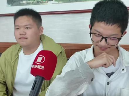 河南高考718分与716分顶级同框,彼此都是老师口中“隔壁班的孩子”,平时考试都知根知底一起进步!#河南高考 #高考成绩 #韩鹤鸣 #同学