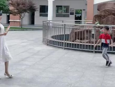 压垮女支教媛媛老师的最后一根稻草,竟是因为被狗偷吃了几块鸡肉#网红美女 #支教 #留守儿童