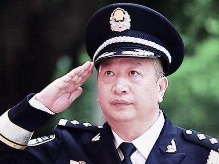 【曾芝强丨鹭岛神眼 铁路卫士”】曾芝强出生在一个普通农民家庭,当过兵,扛过枪,种过地,干过保安,并破格录用成为全国铁路保安员入警第一人。他用40年的不懈奋斗,书写了一个“从保安员成长为公安英模”的传奇人生故事。