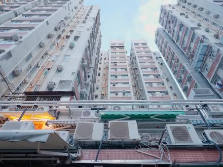 90後打機網友變自僱生意拍擋 大角咀開300呎慢煮牛丼小店 90後打機網友變自僱生意拍擋 大角咀開300呎慢煮牛丼小店 二人曾為方便返工共居120呎劏房朝夕相對日做14個鐘 與附近食店互相扶持
在大角咀,有一間不夠300呎的慢煮牛丼小店,門口長期都有很多人排隊。這間店是由兩個打機認識的網友組成生意拍檔,不做打工仔決定創業做自僱人士,5,000元在一間120呎劏房同居,睡在同一張床上,朝夕相對。
娓娓地,美味地,今集為你道來兩個90後,由打機網友變生意拍擋兼同屋主的熱血故事。
大角咀開300呎慢煮牛丼小店
阿祥做過便利店、倉務、餐飲、文職、司機,而讀資訊科技的阿軒畢業後就選擇從事會計文職。出了社會工作幾年,阿軒和阿祥開始覺得生活有點刻板,也有一點迷失,沒有甚麼成就感,就想做一點成績出來。兩個人對餐飲業都不在行,其中一個連飯都不懂得煲,當初開到這間店,都是靠一股衝動。那時候阿軒剛好在附近做兼職,裡面有個員工說,其實附近有間店,有心給年輕人機會創業。之後他們就膽粗粗去問一問。最後那位店主一口答應,更沒有收取租金,借了舖位讓他們在晚上開始試賣慢煮牛丼飯。
曾共居120呎劏房朝夕相對
剛開舖的時候,他們坦言真的很辛苦,那時候是8時多起床,但9時要到巴士站,要坐一個半小時巴士。然後下班都12點多,又要再回天水圍。如果一旦晚了,就要在附近找酒店,但環境真的很差,煙味很大,又睡得不好。為了方便開舖,本身住天水圍的阿軒和阿祥,決定搬來大角咀。甫剛開店就選擇用5,000元,一起租住於大角咀的劏房。阿軒笑言真是一個友情大考驗,兩個人要擠在四呎的雙人床睡。
#粤语 #抖音美食推荐官 #日常vlog #美食 #美食探店