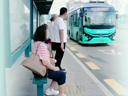 平凡的岗位,总有用善意接住每个滚落的窘迫.#正能量公交车司机