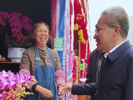 “今年迎春花市的花特别好,希望大家都来消费,全市上下喜气洋洋,祝大家生意越来越好。”2月13日,清远市委书记、市人大常委会主任刘胜逛花市、买年花,与市民共迎新春佳节。#花市 #年花 #春节 #恭贺新春 #新年