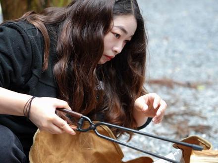 评论区送营位啦!亲子撒野全攻略。 在仙女山发现一个神仙营地‼️海拔1700米制冷buff
【营地配置】
1. 水电厕所淋浴全配齐(洁癖党狂喜)
2. 车能停营位旁(少走10步都是赢)
3. 石子/木台多种营位任选(拍照不撞款)
【亲子必玩】
▪️山地越野车→小朋友秒变秋名山车神
▪️丛林攀爬网→消耗神兽体力神器
▪️真人CS大战→全家一起“互相伤害”
【懒人选项】
手残党/闺蜜局可以直接拎包入住帐篷酒店~
【血泪提示】
早晚温差大到像换季!长裤+外套给我焊在身上!!(来自冻出鼻涕的真诚建议)
营地导航::仙女山小山丘自然营地
##重庆营地推荐 #重庆避暑 #户外露营 #周末亲子游 #仙女山露营