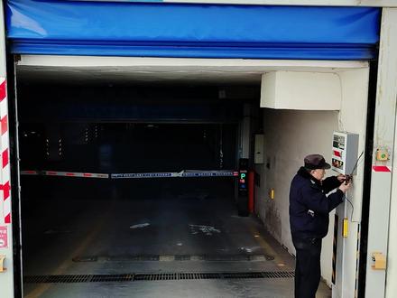 地库防风卷帘门更换光电开关案例