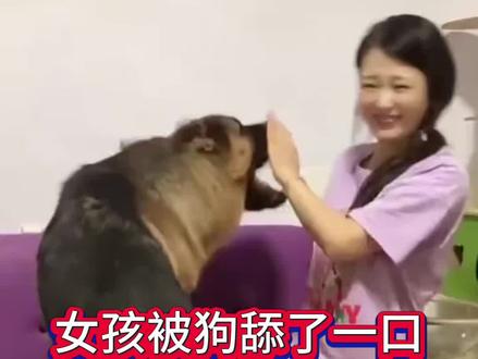 女孩和狗狗玩耍时不小心被抓破皮,狗狗舔了一口,后果不堪设想#狗狗 #养狗人 #宠物知识 #养狗经验分享 #养狗小知识