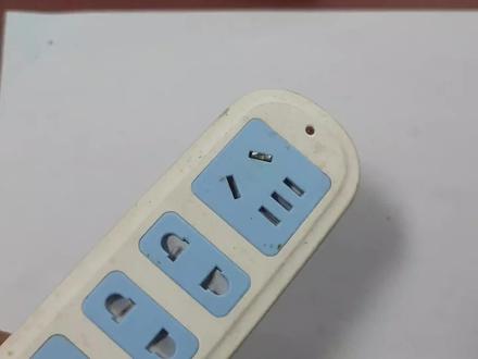 插头断在插板孔里取不出怎么办?老电工教你一招,轻轻松松取出
