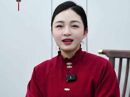 拱手礼的行礼方式 大家发现了吗?在除夕这一天新闻联播的主持人们都会给大家行拱手礼拜年,其中的内涵你明白了吗#拱手礼 #拜年 #过年 #中华文化 #年味 @DOU+小助手 @抖音小助手 @禾目礼仪-张予涵