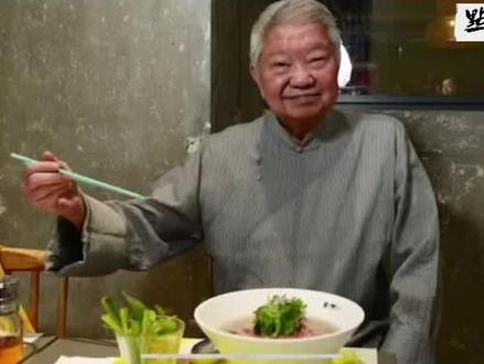 蔡澜胞弟病逝
现年83岁、被誉为「香港四大才子」之一的蔡澜在2023年曾因救太太不慎跌倒,导至致股颈骨摔碎,可惜太太最终离世。伤愈后蔡澜再现人前,他表示整理亡妻遗物决定「断舍离」,决定将所有收藏品送走,甚至将旧居出售,入住全海景酒店服务式公寓兼请了8人团队日夜照顾起居饮食。
昨日(26日)在新加坡传来消息,蔡澜的胞弟蔡萱病逝,享年78岁。蔡萱是新加坡著名监制,育有一子一女,儿子蔡华证实爸爸的死讯并回覆传媒;指爸爸生前患有轻微的骨髓纤维化(myelofibrosis),上个月病情开始恶化,演变成急性白血病(Acute Leukemia),前日(25日)到医院覆诊感到呼吸困难和气喘,医生立即将他送入急症室,延至昨日不幸病逝了。#蔡澜
来源:Youtube-星岛娱乐
视频为公开素材,著作权归作者所有。
商业转载请联系作者获得授权,非商业转载请注明出处。