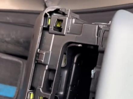 广汽埃安Y仪表拆装方法