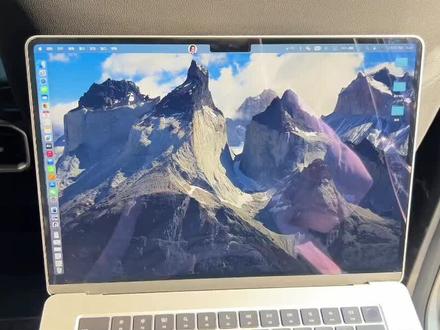 Mac使用14天真实感受 #笔记本电脑 #m4macbookair #笔记本周边配件 从Windows转投,真香与槽点都很实在
作为用了8年Windows的人,入手Mac后纠结了14天,现在终于摸清它的“脾气”,优点戳心但习惯壁垒也真实存在,分享给想换平台的朋友~
✅ 一眼沦陷的真香点
1. 续航真的不用吹!满电日常办公(写文档+刷网页+视频会议)能撑10小时+,待机几天电量都不掉,我昨天带出门实实在在体验了续航10小时➕,日常的短途出差直接不用带充电器,告别电量焦虑。
2. 系统干净到舒服!没有弹窗广告,不用装杀毒软件,M芯片运行起来丝滑无卡顿,多开软件也不会卡退,用着特别省心。
3. 触控板+快捷键真的很nice,14天的适应,我有很大进步,双指滚动、四指切换桌面、三指拖移文件,不用鼠标也能飞起来;Command+空格的全局搜索,找文件、开软件秒响应,效率翻倍,不过我有时候需要一整天的使用电脑,所以手指太累了,我配了鼠标搭配使用;
4. 生态联动很加分!和iPhone无缝衔接,AirDrop传照片/文件秒到,手机通知直接同步到电脑,接电话、回短信不用碰手机,办公党狂喜。
5. 颜值+便携戳中颜控!铝合金机身质感绝了,轻薄到塞进背包没负担,屏幕色彩还原度超高,看图片、剪视频都很舒服。
❌ 需要适应的小槽点
1. 快捷键要重新记!Command代替Ctrl,复制粘贴是⌘+C/V,删除文件得⌘+Delete,刚开始总按错,习惯要慢慢养。
2. 部分软件兼容性一般!少数办公软件功能简化,微信打开文件得先另存为才能编辑。
3. 操作逻辑不一样!窗口红叉只是关闭不是退出,得按⌘+Q才彻底关;文件管理没有盘符,外接硬盘要在Finder里找,刚开始有点懵。
4. 外接普通显示屏会模糊,想要高清效果得配4K屏,额外增加成本。
💡 新手适配小技巧
• 装个CheatSheet,长按⌘键就能显示当前软件的所有快捷键,秒变老司机;
• 系统设置里可以自定义常用快捷键,把不适应的改成Windows习惯的模式,我已经改成了我的使用习惯;
• 用不惯文件管理就开“彩色标记”,给文件分类后查找超方便。
总的来说,如果你是办公党、设计师或苹果生态用户,14天基本能适应并爱上它;但如果主打玩游戏或用专业工业软件,建议先确认兼容性再入手