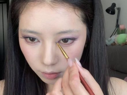 冷感紫色微醺妆🪻紫罗兰夜曲•古早味儿十足,非常规日常妆#分享妆容 #眼妆分享 #紫色系 #妆容教程 #古早味