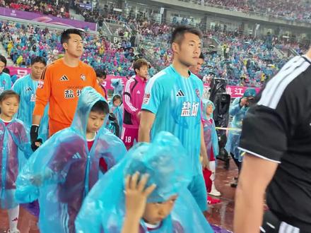 苏超彻底火爆韩国!众多韩国球迷来现场观赛!#苏超 #盐城队 #国足 #实况足球手游 #易球成名计划