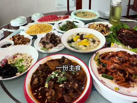 一百六十多块钱这一大桌子十菜一汤一果盘,主食也包含在内,恁觉得怎么样!#食物主义徐州站
