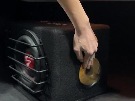 用事实说话 很多粉丝后台问我们斯洛琴低音炮够不够炸,有没有效果,今天大家可以看看啦~
这台丰田锐志车主是二次升级,之前是没有加低音炮,听了段时间还是想过来补充低频,今天给安排上啦#汽车音响改装 #发烧hifi #车载好物 #丰田锐志 #音响设备