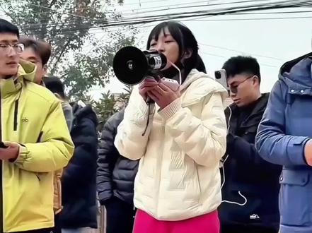 @#呆呆妹呆呆妹的号召力堪称现象级,一句“帮我按猪请吃刨猪汤”就吸引超4000人跨省奔赴,三天涨粉170多万,直播间峰值破30万,这种靠真诚与乡土情引发的全民共鸣,很难有人能匹敌。