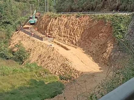 省道S201湖南平江县虹桥至加义公路改建工程,起点位于虹桥镇北侧的圳上,路线往南沿老路展线,经虹桥、古楼坳、张公坪、塘轩屋、杨公堂、下江村三岔坳、石头门、大兴村、木金乡、白马庙、青芬村、公安村、保全村,至赤溪渡后完全利用平益高速长寿连接线,至花园村后,沿现有老路展线,经曾家坳、友谊村、联合村,建设终点位于石林岩与平益高速加义连接线相接,然后完全利用加义连接线至加义镇,运营终点位于加义镇南侧的王家冲与S202相交,顺接S201。路线全长47.323km,其中完全利用长寿连接线段长3.499km,完全利用加义连接线段5.331km,实际路线建设里程长38.493km。全线共设置桥梁207.92m/7座,其中中桥72.28m/1座,小桥135.64m/6座,涵洞139道。本项目采用二级公路的标准建设,采用设计速度40km/h(局部困难路段 30km/h),路基宽度8.5m,路面宽度7.0m,土路肩硬化 1.5m,桥涵汽车设计荷载等级为公路-Ⅰ级,2025年正式通车。