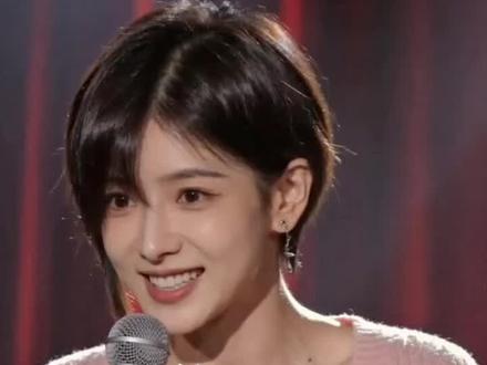 对观众发型进行了友好的调侃 #AIGC #AI脱口秀 #阿丽塔脱口秀