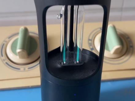 自己动手拆解微型紫外消毒灯更换电池,问题是找到下手的地方 #紫外线灯 #紫外灯消毒器控制板 #紫外灯消毒灯拆解 #拆解紫外灯