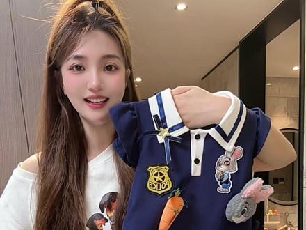家里有女儿必入这条学院风小兔朱迪裙子!亲肤透气,夏天穿清爽不闷汗!可爱朱迪兔子图案,孩子超喜欢,不规则百褶裙摆,宽松不束缚跑跳!完完全全的大高货啊#童装 #高品质童装#面料柔软舒适 #夏款上新 #强烈推荐