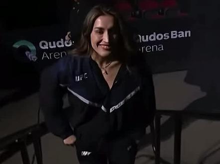 张伟丽减重成功,与挑战者对视