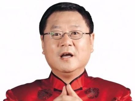 怀旧打仗智斗有声连环画小人书《智斗叛徒》 红军长征后,赣南苏区的特委仍在敌后坚持游击斗争。一天,特委决定派一个小游击队员山崽前往青石镇,与大余县委的交通员接头,传递重要情报。
山崽化装成卖蛇人进入青石镇,发现镇上戒备森严、气氛诡异。等候多时未见接头人,却突然有一批国民党“白狗子”进镇搜查。山崽机警脱身,前往第二个接头点。
不久,他遇见一个留着大胡子、自称是大余县交通员的人。两人通过暗语接头,大胡子交给山崽一份机密文件,让他连夜送往特委。山崽正赶路时被敌人盘查,幸得“大胡子”假扮老乡出现,以烟贿敌,才脱险。
夜色中,山崽又遇到一名重伤的交通员老王。老王告诉他:真正的大余交通员是自己,而那个“大胡子”其实是叛徒黄泰!山崽这才恍然大悟。老王将情报藏在一条“五步蛇”体内的药盒里,交给山崽后牺牲。
敌人追来,山崽机智地背着老王遗体躲进竹林,用毒蛇设下陷阱。果然,黄泰追到,被山崽引入山洞。山崽趁机放出蛇群,叛徒被毒蛇咬伤,最终被山崽奋力击毙。
枪声引来敌兵,白狗子包围山洞。山崽沉着应战,利用黑暗击毙数名敌人,使敌群慌乱逃窜。趁乱,他从另一出口脱身。
天亮时分,山崽终于赶到特委驻地,将那条藏着情报的蛇篓交给领导。特委书记激动地握住他的手说:“你没有耽误一分钟!”
这个年仅十几岁的游击队少年,用机智和勇气守住了党的秘密,完成了任务。他在炮火与危机中成长为一名真正的红色英雄。#文脉里的中国 #文脉里的中国