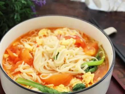 西红柿+白菜的做法《西红柿白菜面》5分钟搞定一碗素面! #在家做美食 #一人食记 @抖音小助手