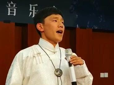 傲日其愣演出独唱现场《四岁的海骝马》
马头琴伴奏-毕力格
(独家视频放送)