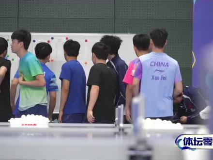 马龙和许昕在伦敦世乒赛之前的封闭训练中也来到成都,帮助参赛队员们解决问题。#伦敦世乒赛
