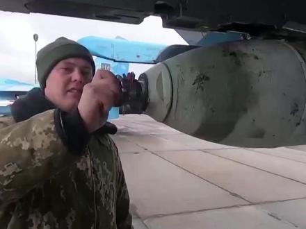 俄给世界做了个示范,乌军战机瞬间解体,飞行员没有呼救当场殒命 #俄乌冲突 #苏27战斗机