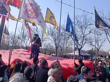 河南省襄城县周庄舞狮爬天桥 新郑市七里堂演出#演出现场视频 #人山人海太热闹了 #非遗文化里的年味有多浓 #路人视角 #一汽奔腾@一汽奔腾