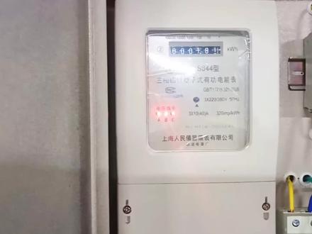 电表上放一块磁铁,电表会转的慢?电工用强磁验证,效果匪夷所思