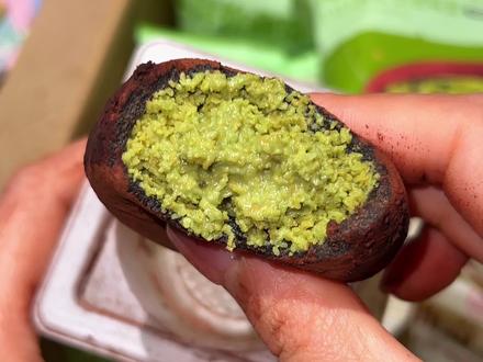 跟风买最近很火的迪拜软曲奇真的被他惊艳到了!软糯的外皮裹满了可可粉!里面夹着酥脆的面包丝!每一口都是满满的馅料!追剧来一个简直不要太爽!#上行斋#巧克力#我为追剧准备的零食#妈呀太香了#谁懂这一口的好吃程度