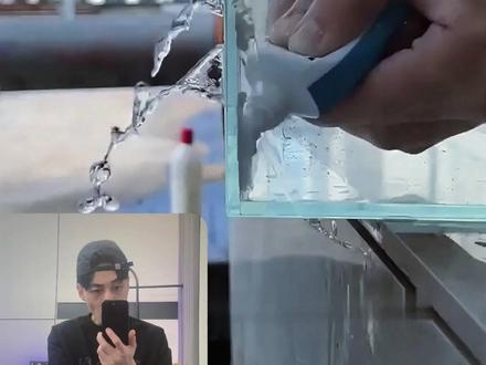 可以在水下堵漏的胶!商家说能修船,我测试了它! 商家号称“水下秒补一切漏”从鱼缸、游泳池到油箱、还有水下探测设备,船体航道浮标,各种水下设备,管道等等都可以在水中补漏!我测试了鱼缸/铁桶/塑料箱…甚至砖头和木头还有方管全试了一遍!
在测试中我发现,他在水中操作并没有商家宣传的那么效果好,漏水孔大一些就很难补漏,很微小的缝隙可以在水中补漏,但是需要多次涂抹,在水中操作远没有商家宣传的那么好用,但是如果不在水中操作他的效果非常好,可以说非常惊艳,我很奇怪明明这么好的产品,为什么不能实事求是的宣传呢,如果商家没有夸大宣传我会给他打满分,总之这个胶水如果不带水操作还是非常值得推荐的!
水下补漏胶实测 #猎奇测评 #神奇产品测试 #防水胶挑战 #鱼缸漏水修复 #游泳池维修