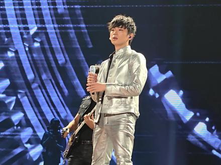 #周杰伦南宁演唱会 曹杨演唱《连名带姓》@曹杨Young 太帅啦!非常精彩!非常好听!